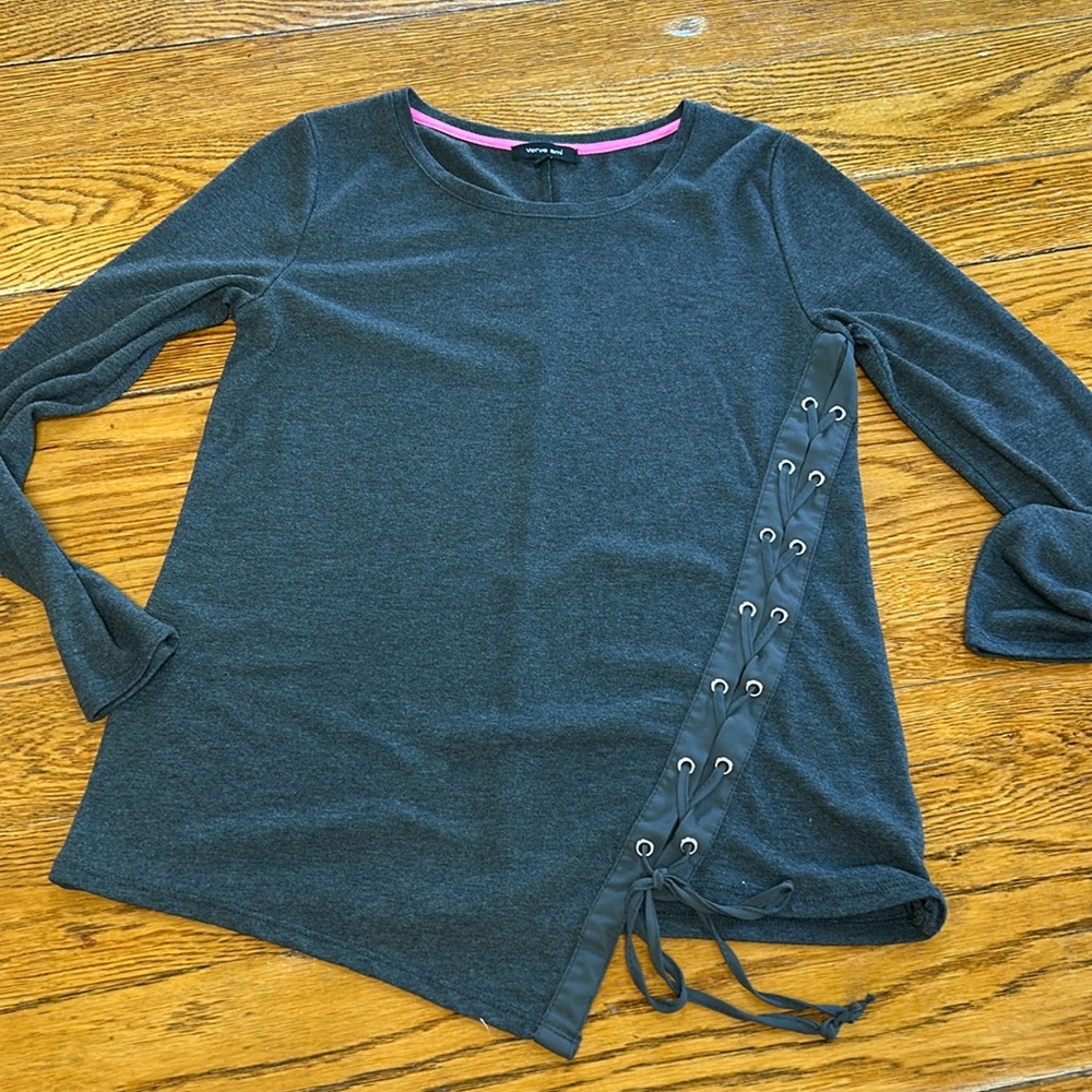 Verve Ami gray top. Lace detail on front. Size Small. Great condition.